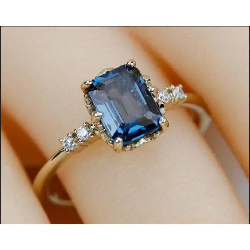 Gold-Plated 14 K Elegant Ring with Sparkling Zirconia